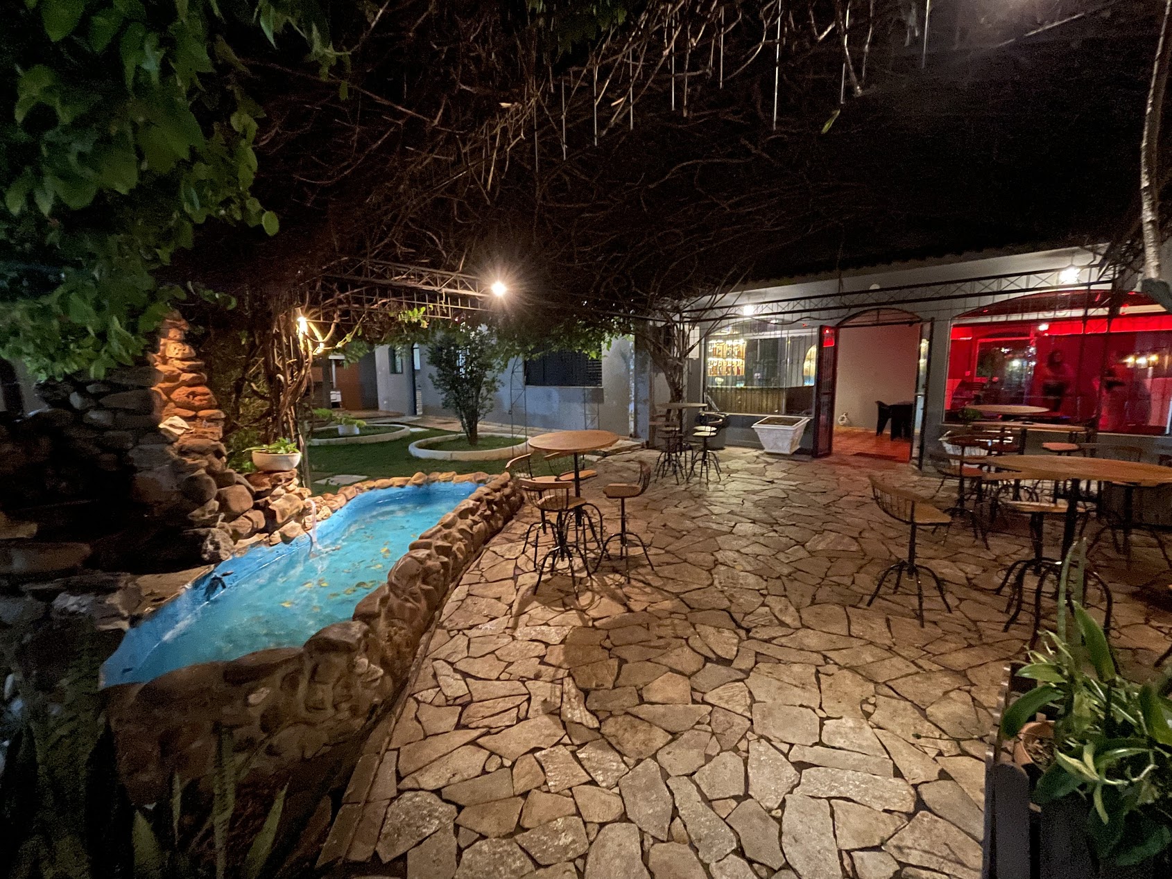 Ambiente reservado com mesas e iluminação noturna