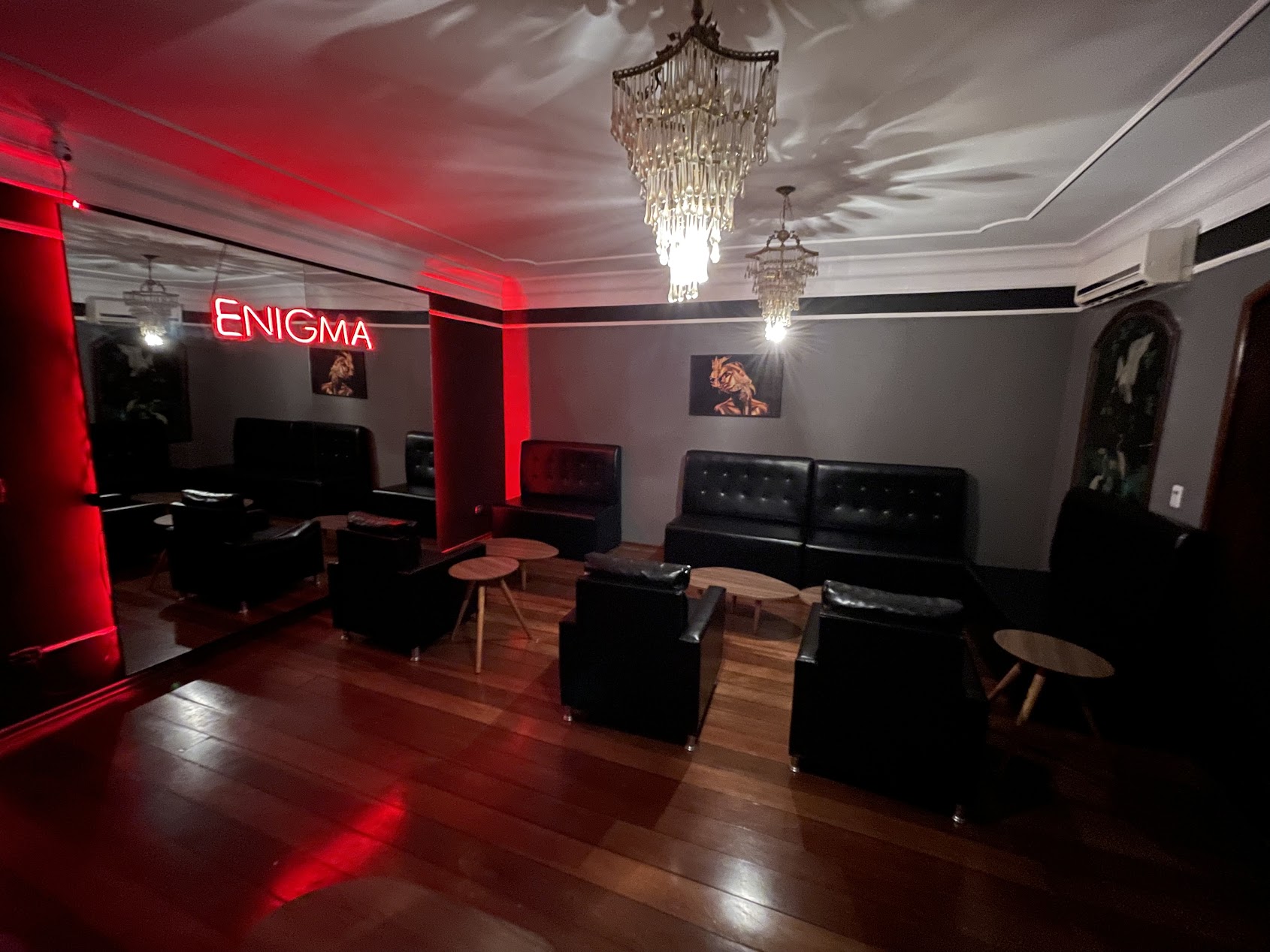 Lounge com sofás e lustres